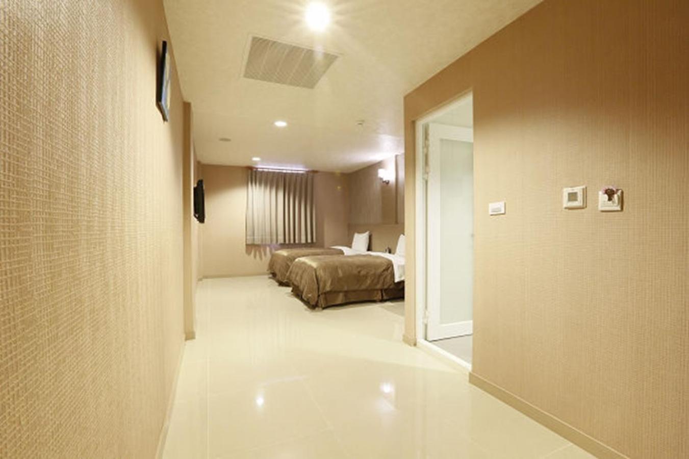 Hua Xiang Motel - Arena Kaohsiung Bagian luar foto