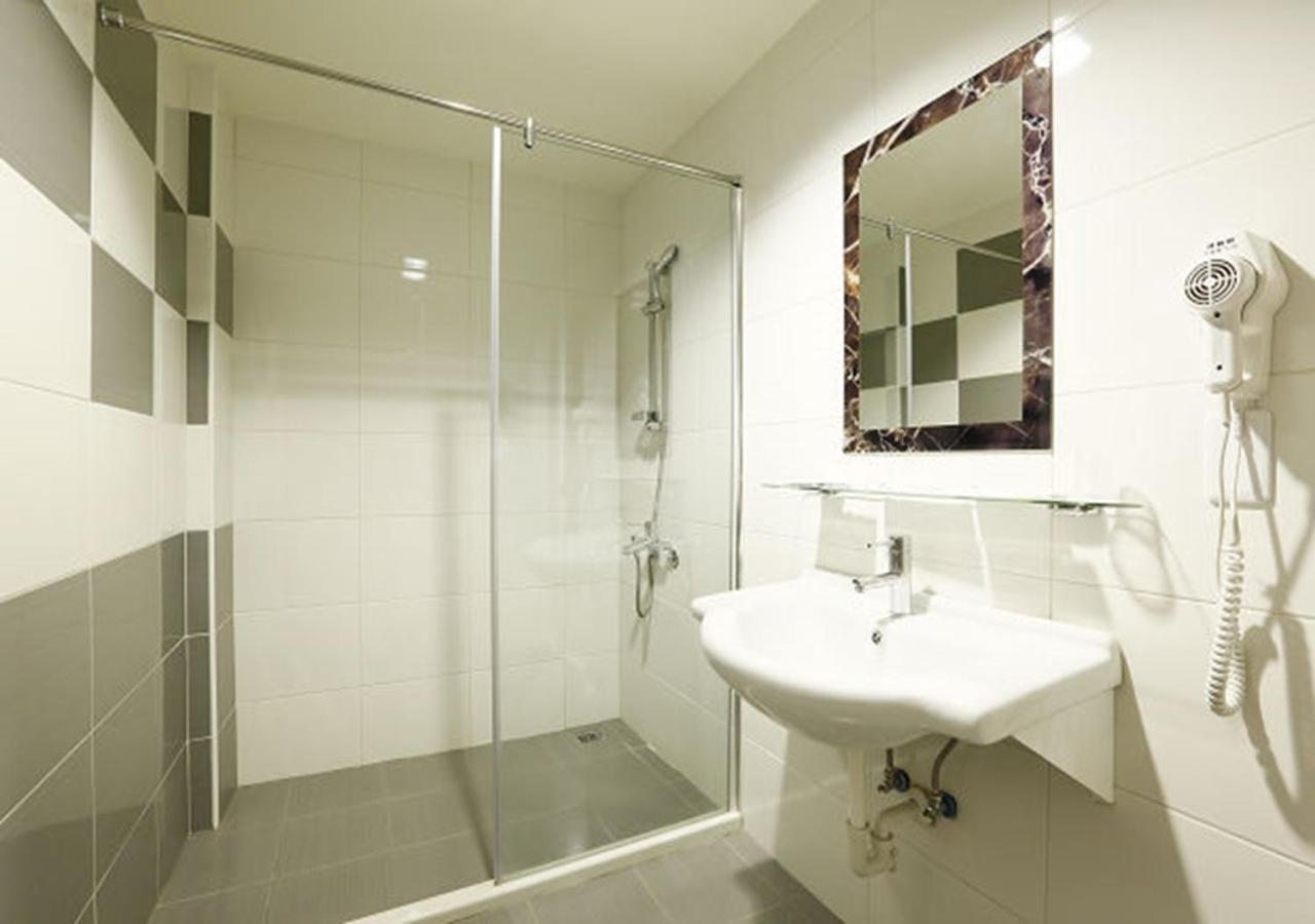 Hua Xiang Motel - Arena Kaohsiung Bagian luar foto