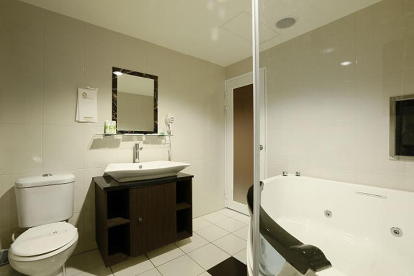 Hua Xiang Motel - Arena Kaohsiung Bagian luar foto